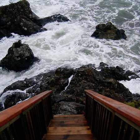 Reef Point Oceanfront Bed And Breakfast Ucluelet Exterior photo