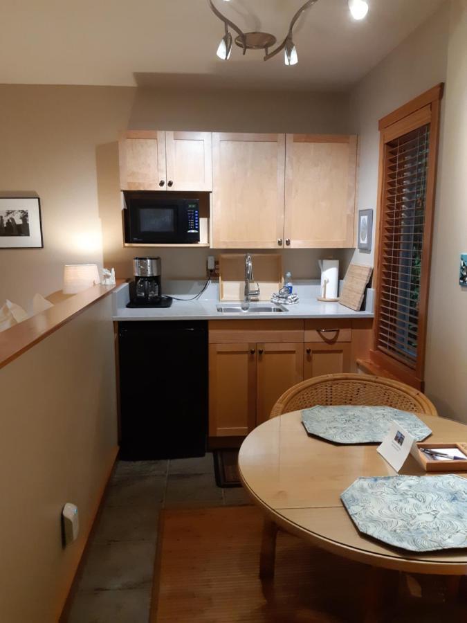 Reef Point Oceanfront Bed And Breakfast Ucluelet Exterior photo