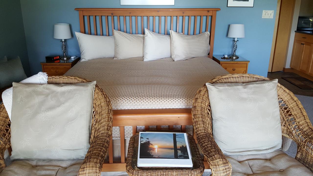 Reef Point Oceanfront Bed And Breakfast Ucluelet Exterior photo