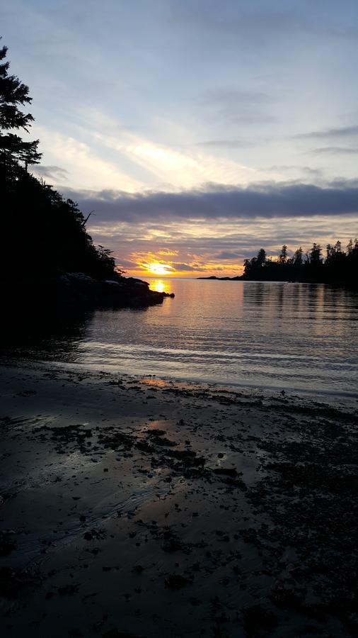 Reef Point Oceanfront Bed And Breakfast Ucluelet Exterior photo