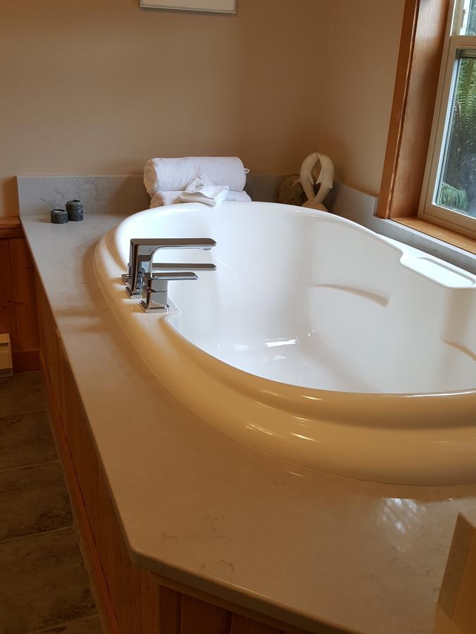 Reef Point Oceanfront Bed And Breakfast Ucluelet Exterior photo