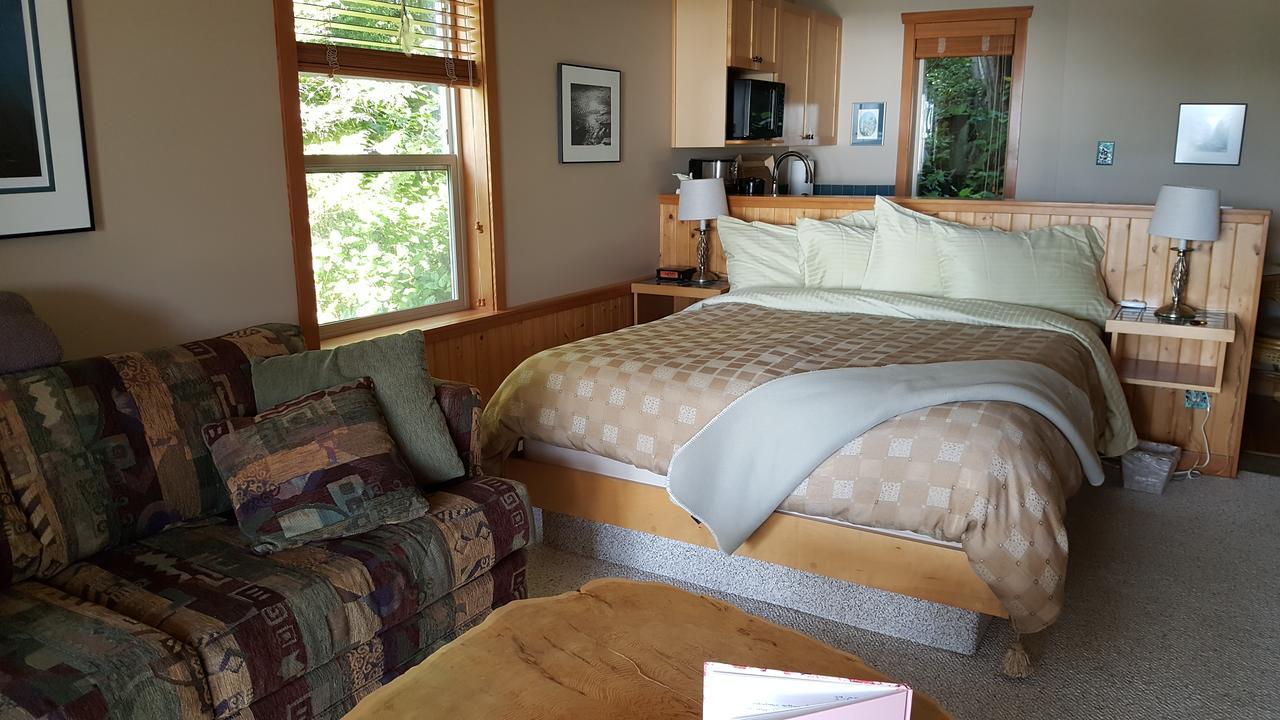 Reef Point Oceanfront Bed And Breakfast Ucluelet Exterior photo