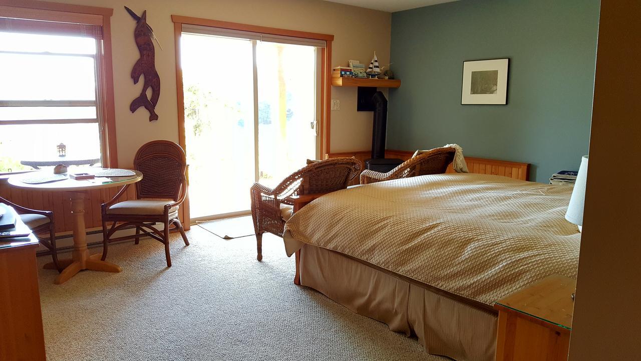 Reef Point Oceanfront Bed And Breakfast Ucluelet Exterior photo
