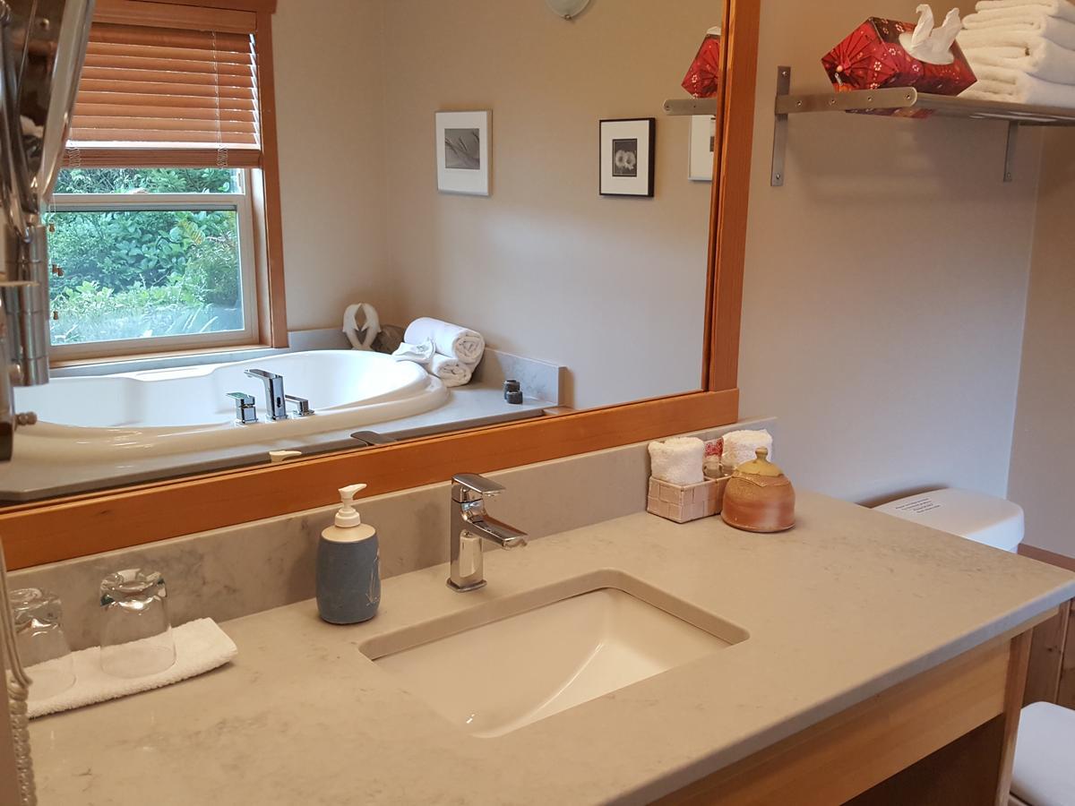 Reef Point Oceanfront Bed And Breakfast Ucluelet Exterior photo