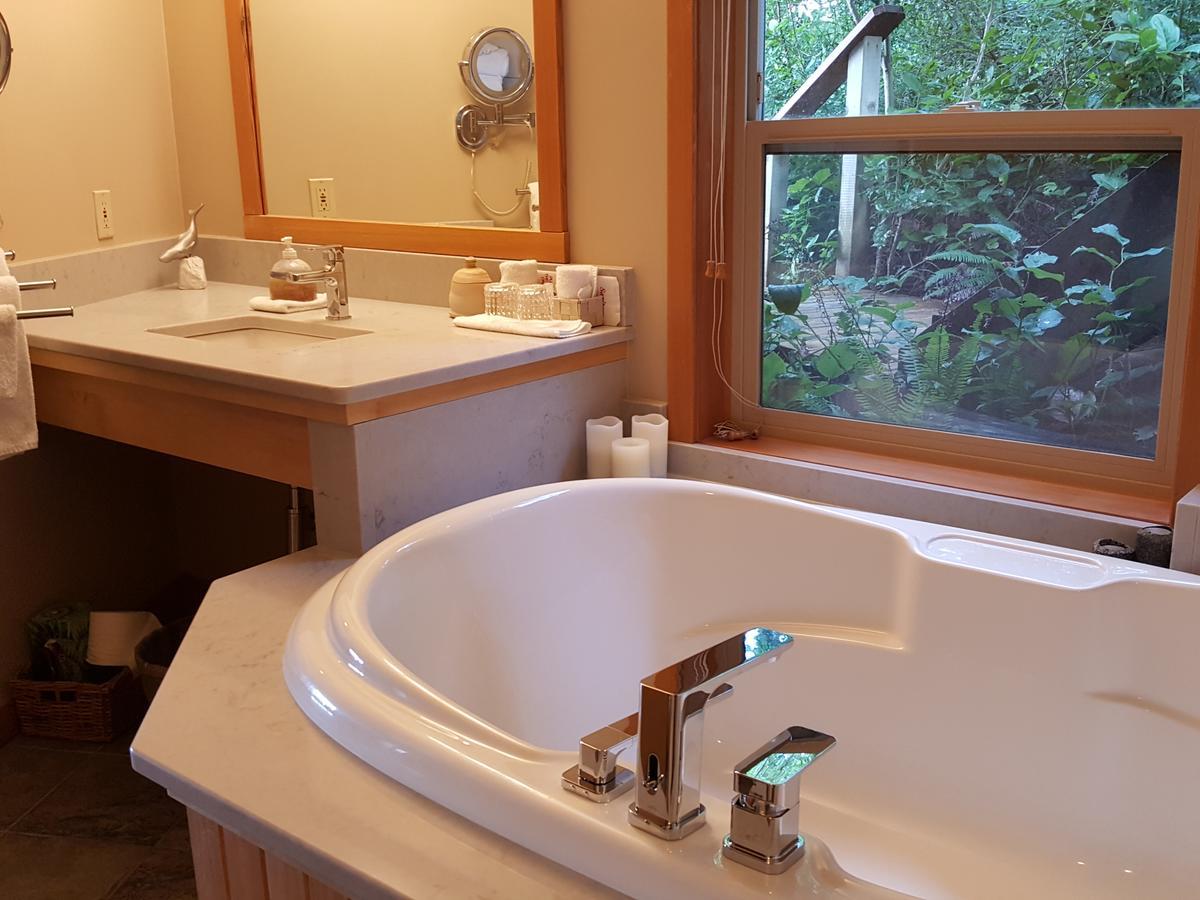 Reef Point Oceanfront Bed And Breakfast Ucluelet Exterior photo