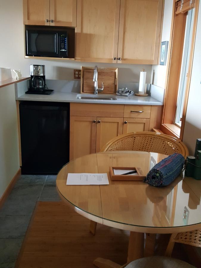 Reef Point Oceanfront Bed And Breakfast Ucluelet Exterior photo