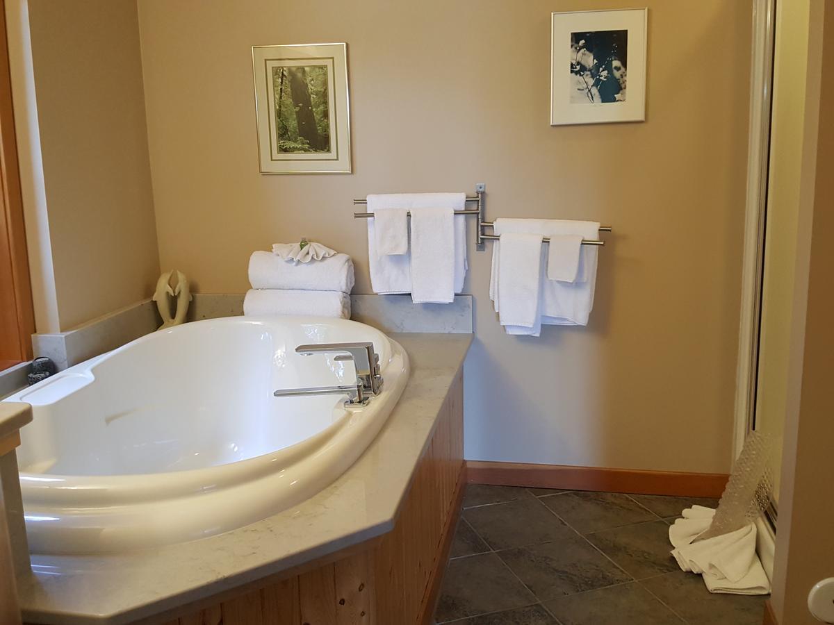 Reef Point Oceanfront Bed And Breakfast Ucluelet Exterior photo