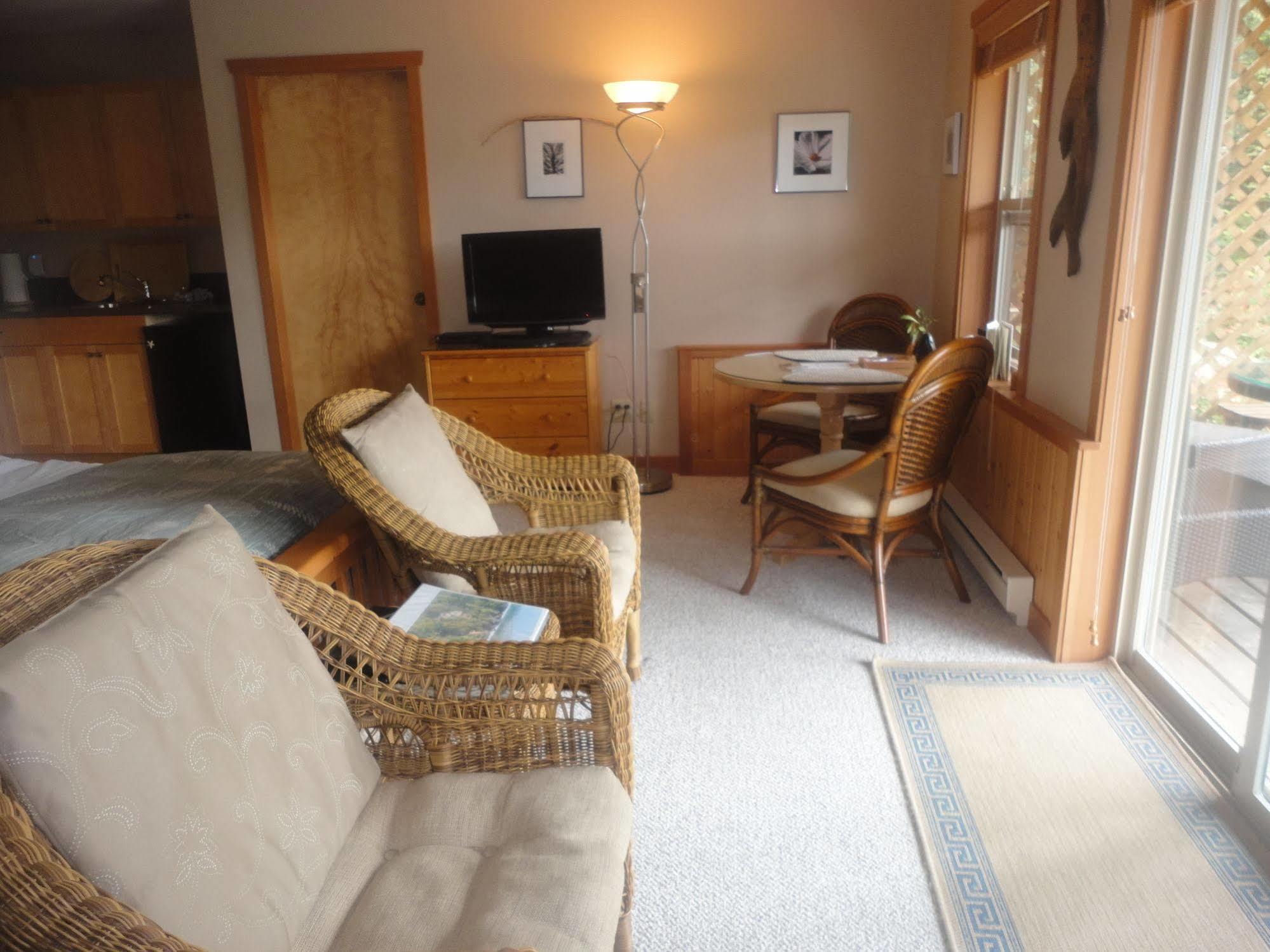 Reef Point Oceanfront Bed And Breakfast Ucluelet Exterior photo
