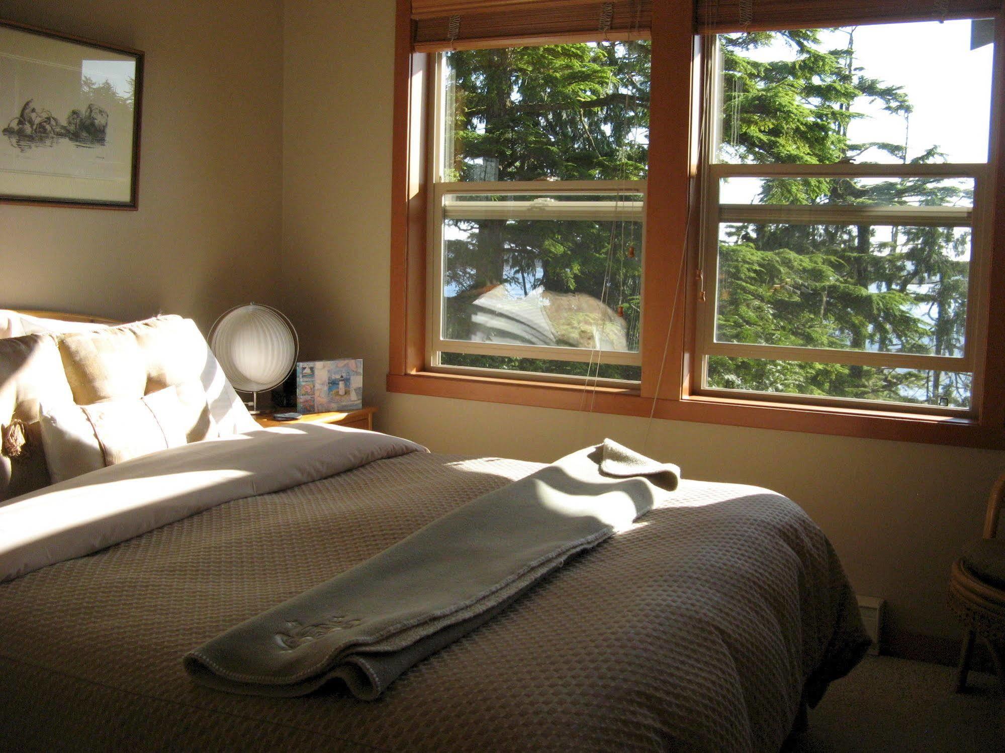 Reef Point Oceanfront Bed And Breakfast Ucluelet Exterior photo