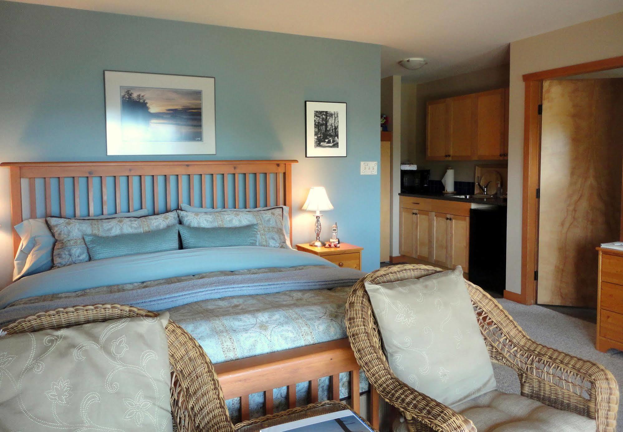Reef Point Oceanfront Bed And Breakfast Ucluelet Exterior photo