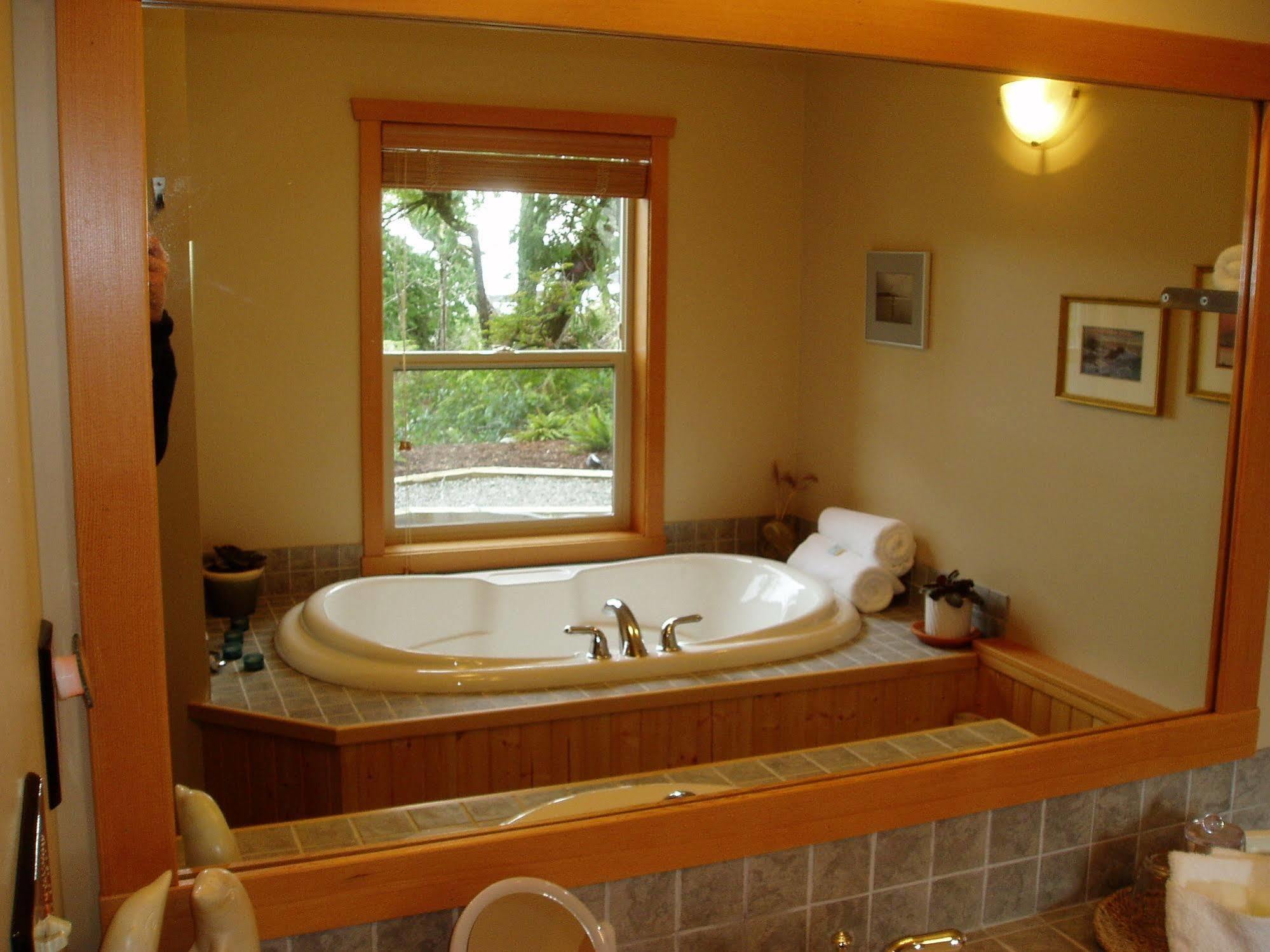 Reef Point Oceanfront Bed And Breakfast Ucluelet Exterior photo