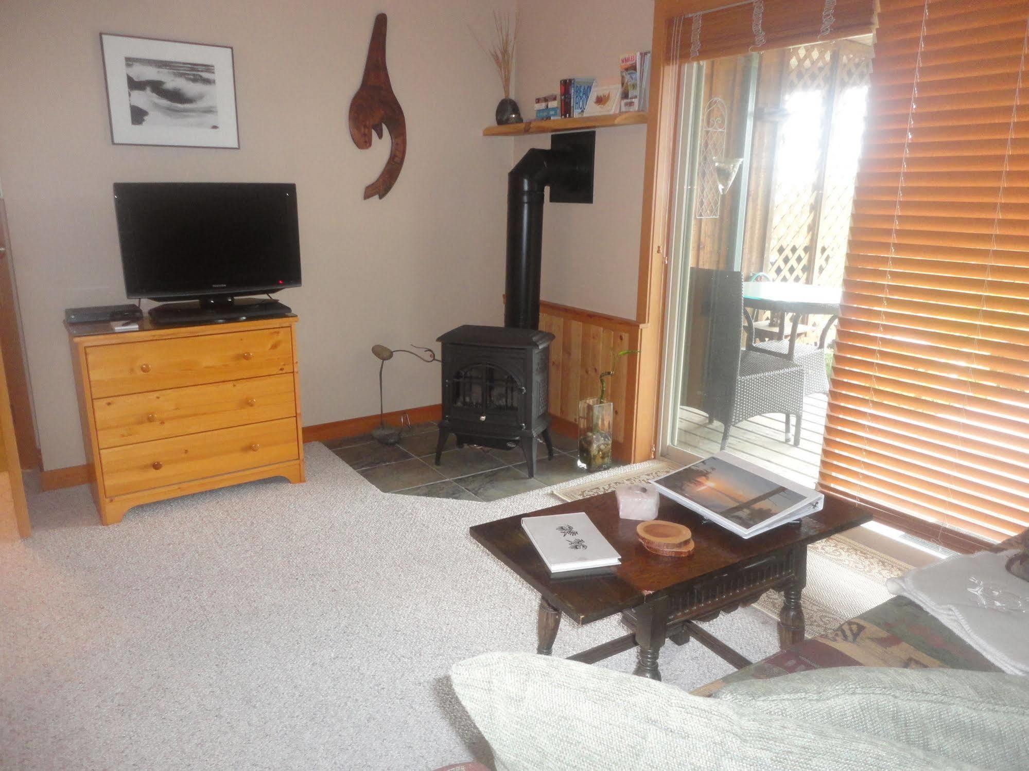Reef Point Oceanfront Bed And Breakfast Ucluelet Exterior photo