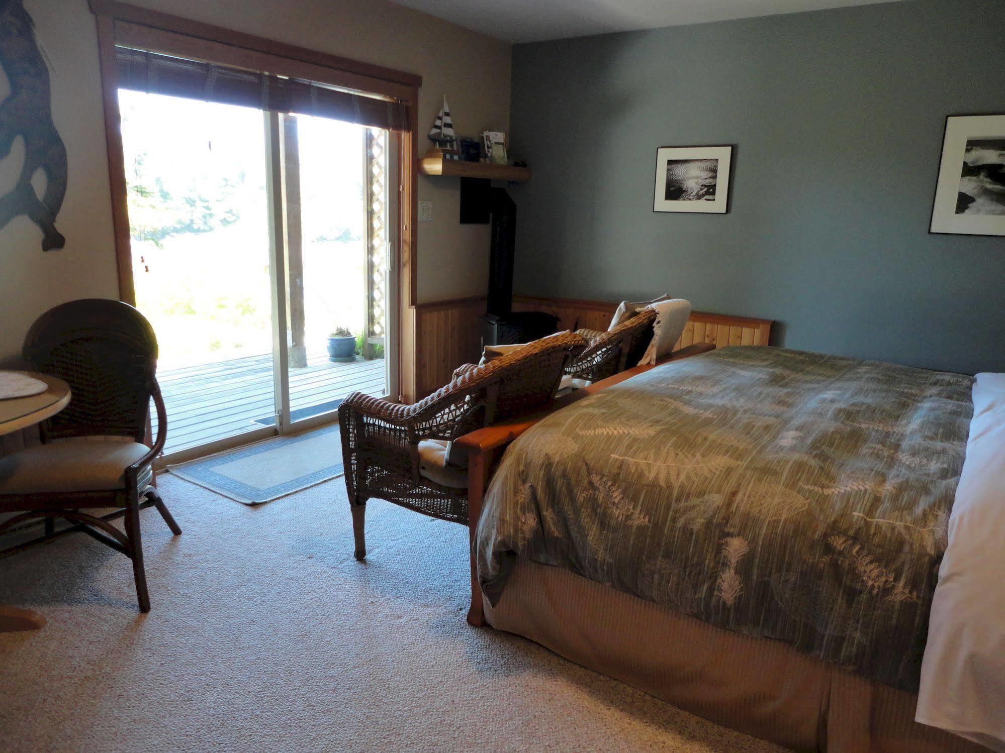 Reef Point Oceanfront Bed And Breakfast Ucluelet Exterior photo