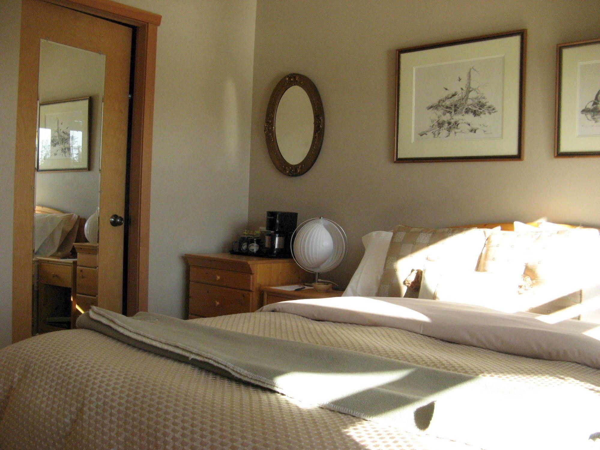 Reef Point Oceanfront Bed And Breakfast Ucluelet Exterior photo
