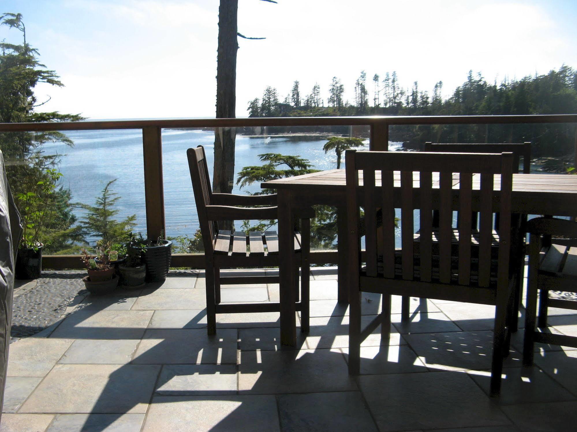 Reef Point Oceanfront Bed And Breakfast Ucluelet Exterior photo