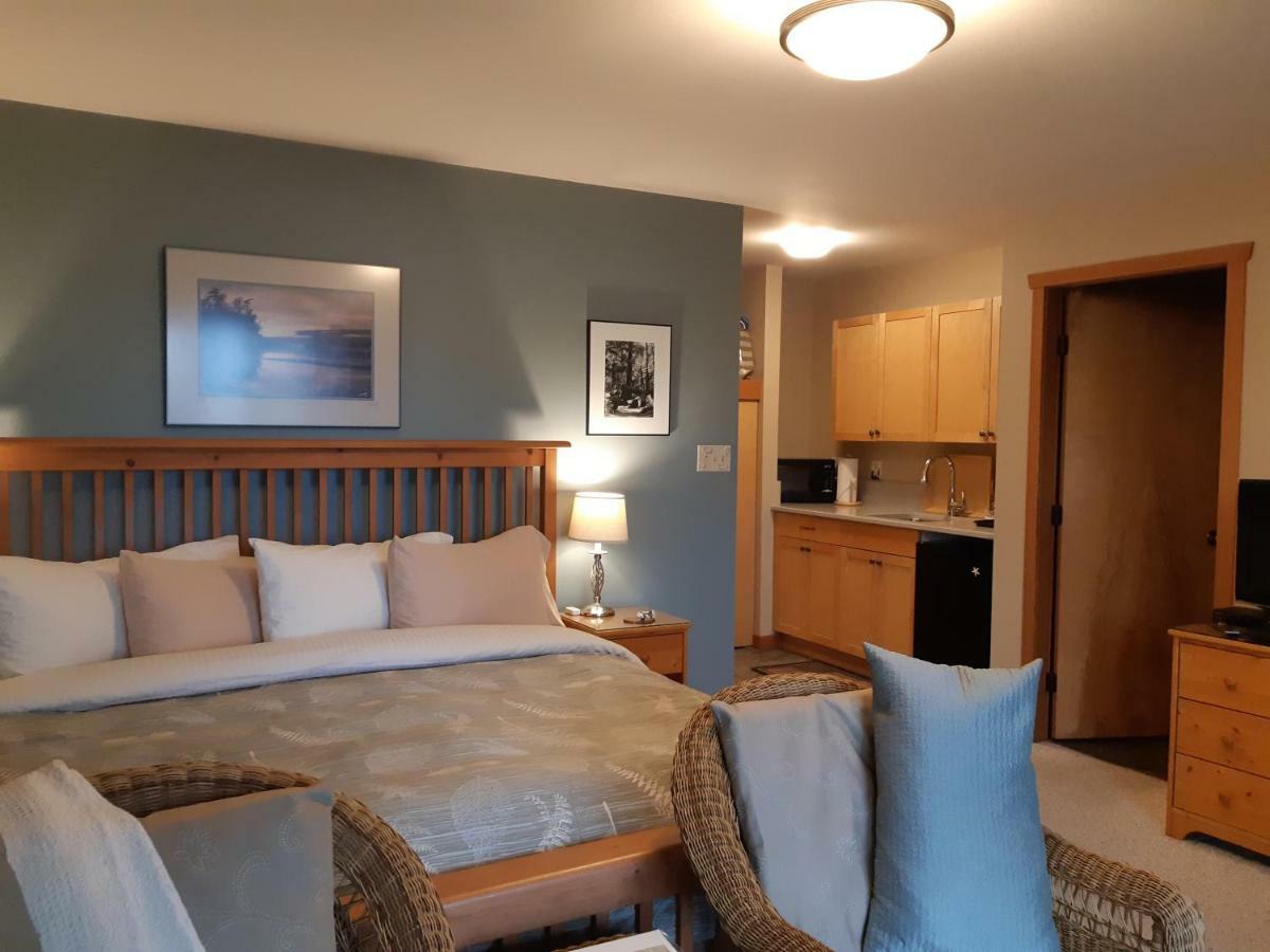 Reef Point Oceanfront Bed And Breakfast Ucluelet Exterior photo