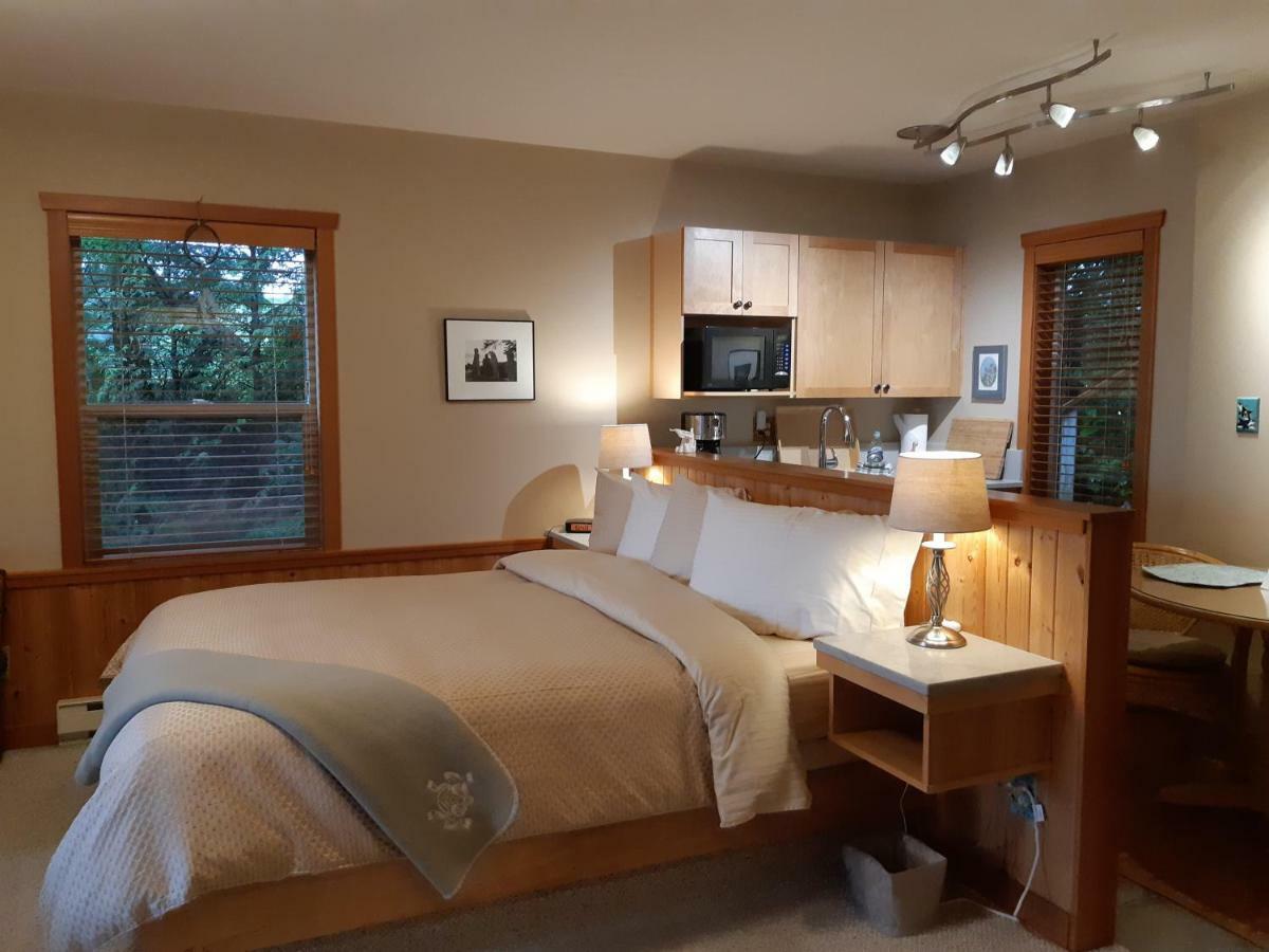 Reef Point Oceanfront Bed And Breakfast Ucluelet Exterior photo