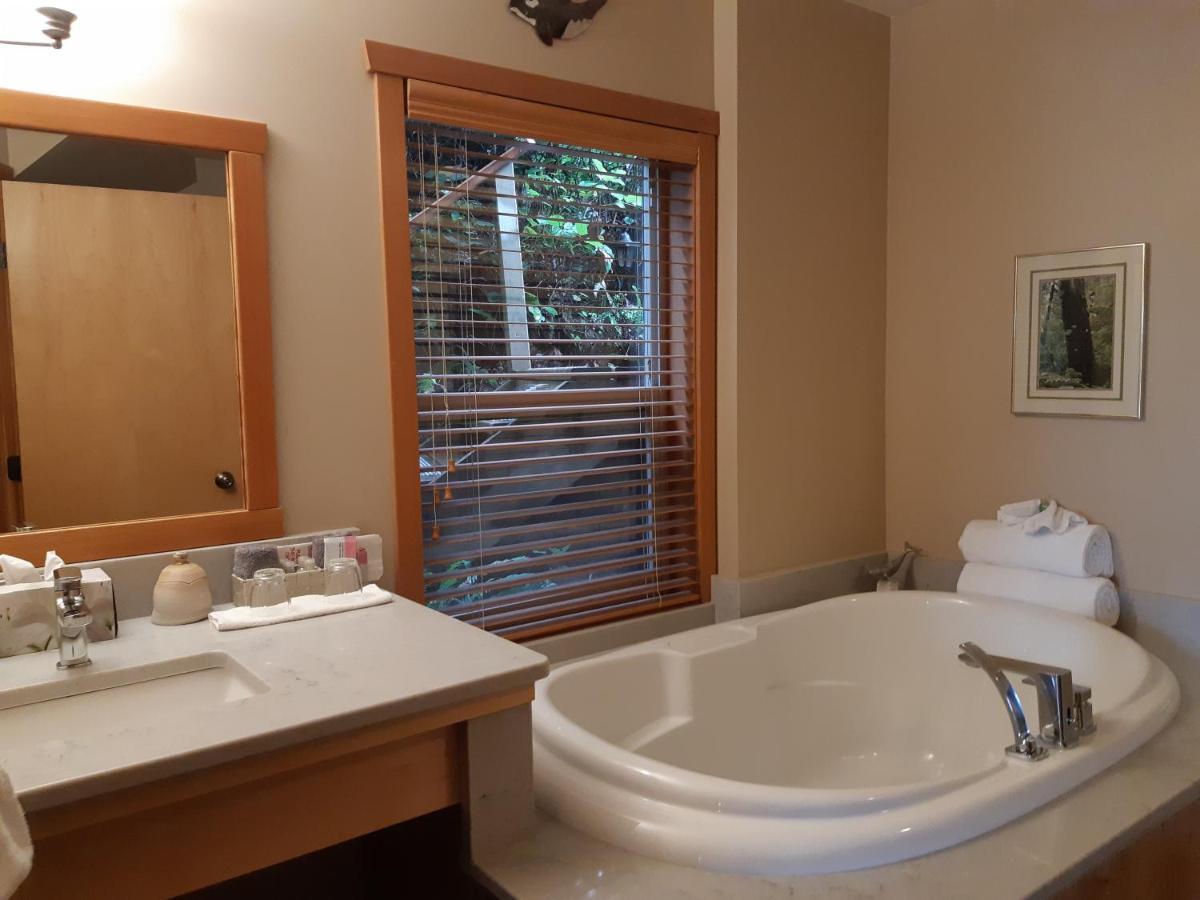 Reef Point Oceanfront Bed And Breakfast Ucluelet Exterior photo